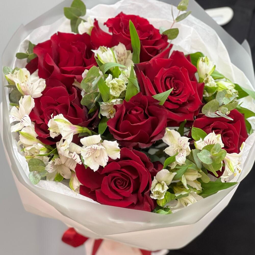Букет «Любимой» – 7 эквадорских роз и белых альстромерий Красный Кут Саратовская область