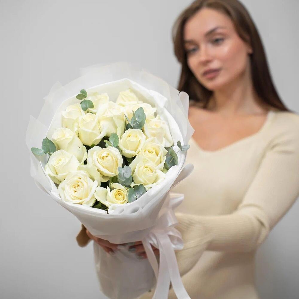 Букет из 15 белых роз с эвкалиптом – чистота и изысканность Красный Кут Саратовская область